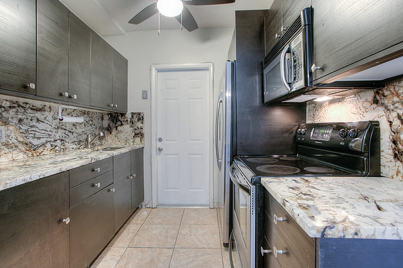 1945 NW 33 St-5