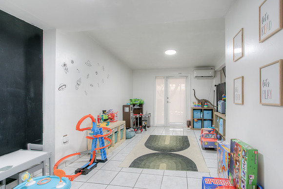 834 W 80th Pl-9